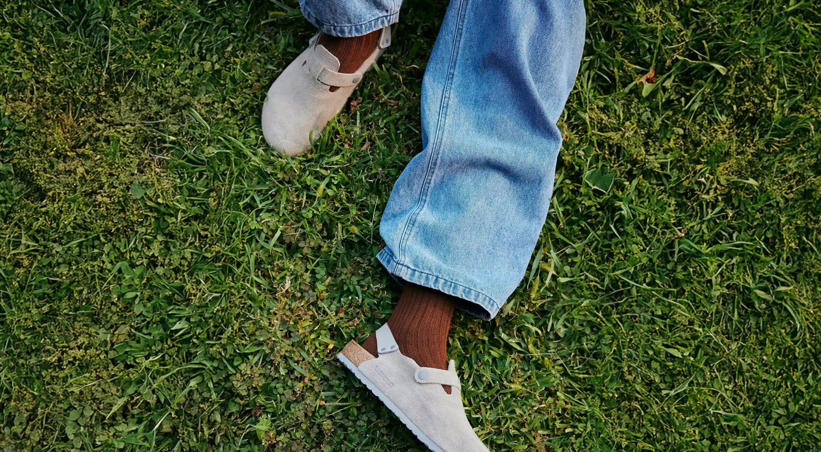 Нога в сандалии Birkenstock на траве
